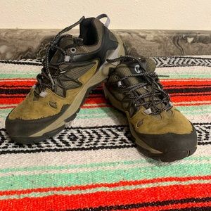Women’s 8.5 merrel hiking shoes.